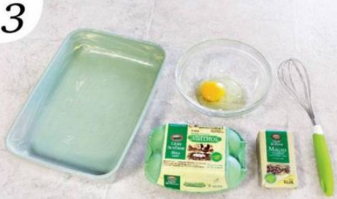 Разогрейте духовку до 180 °С. Взбейте яйцо со щепоткой соли до однородности. 