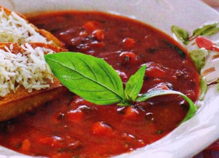 деревенский томатный суп с базиликом и гренками 