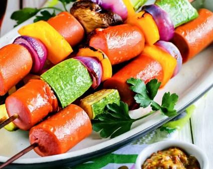 Шашлычки из сосисок с овощами и шампиньонами 