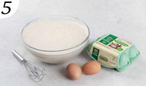  Взбейте яйца в пену, добавьте в остывшее тесто, перемешайте до однородности. Выпекайте на сковороде с толстым дном, смазывая ее маслом, небольшие блинчики. Готовые блинчики складывайте в миску или кастрюлю под крышку, сохра
