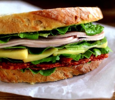 сэндвич с ветчиной и салями